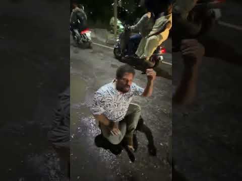 రోడ్లపై గుంతలు.. బురదలోనే నిరసన