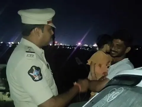 నిండు ప్రాణాలను కాపాడిన ఎస్సై!