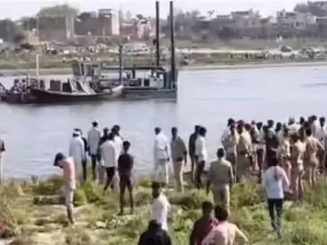 పడవ బోల్తా.. తొమ్మిది మంది భక్తులు మృతి!