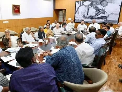 డీలిమిటేషన్ బిల్లుపై విపక్షాల్లో చర్చ: ఎంపీలందరూ రావాలని రాహుల్ గాంధీ విజ్ఞప్తి!