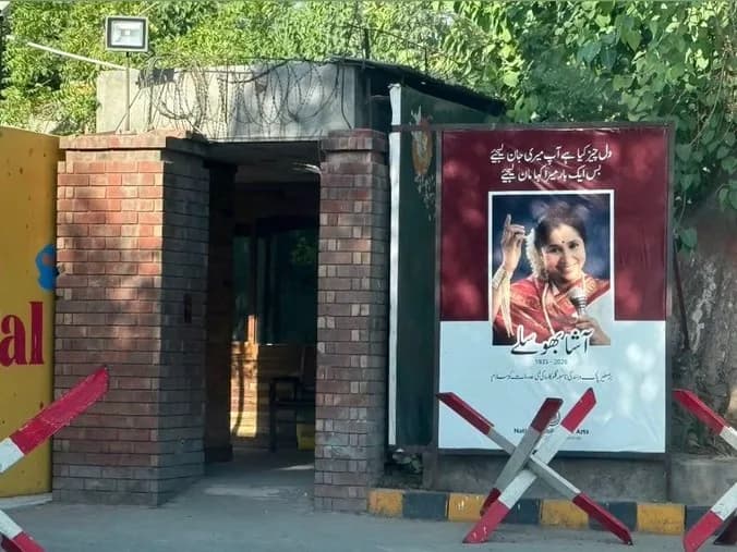 ఆశాజీకి పాక్ అభిమానుల నివాళులు !!