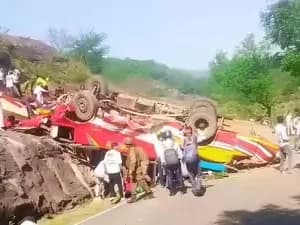 జమ్ములో లోయలో పడిన బస్సుః 21 మంది మృతి
