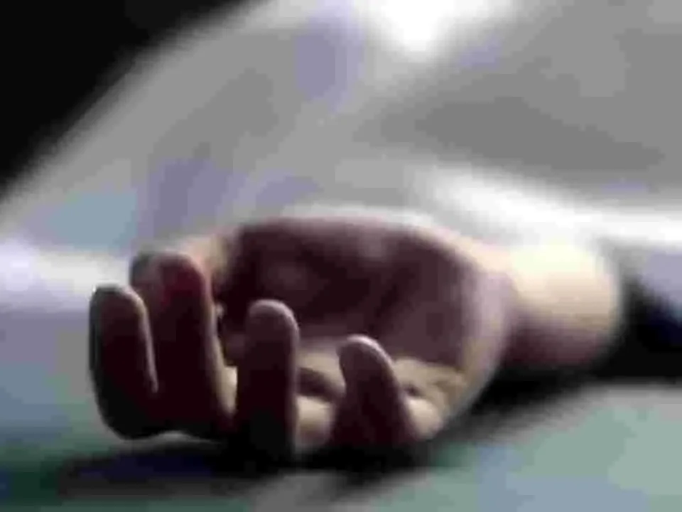 రక్తపు మడుగులో యువతి డెడ్ బాడి!