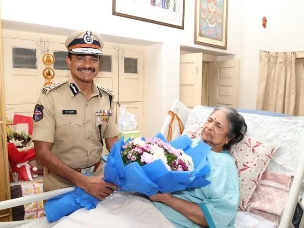  తల్లి ఆశీస్సులు తీసుకున్న సి.వి. ఆనంద్ !!