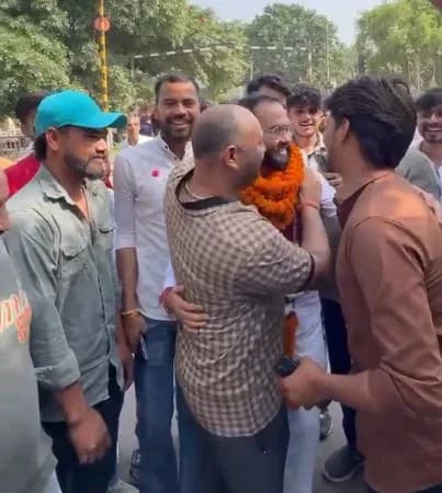  రేపిస్టుకు  దండలేసి,  భుజాలపై ఊరేగించిన యూపీ జనం