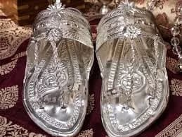 అల్లుడికి కిలో బరువున్న వెండి చెప్పులు కానుక 
