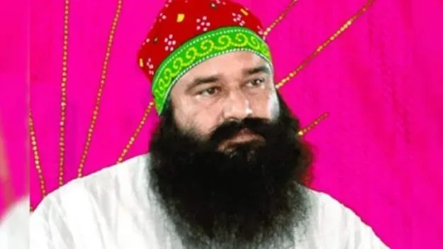 9 ఏళ్లలో 400 రోజులు బయటే.. జైలు నుంచి బయటకొచ్చిన డేరా బాబా!