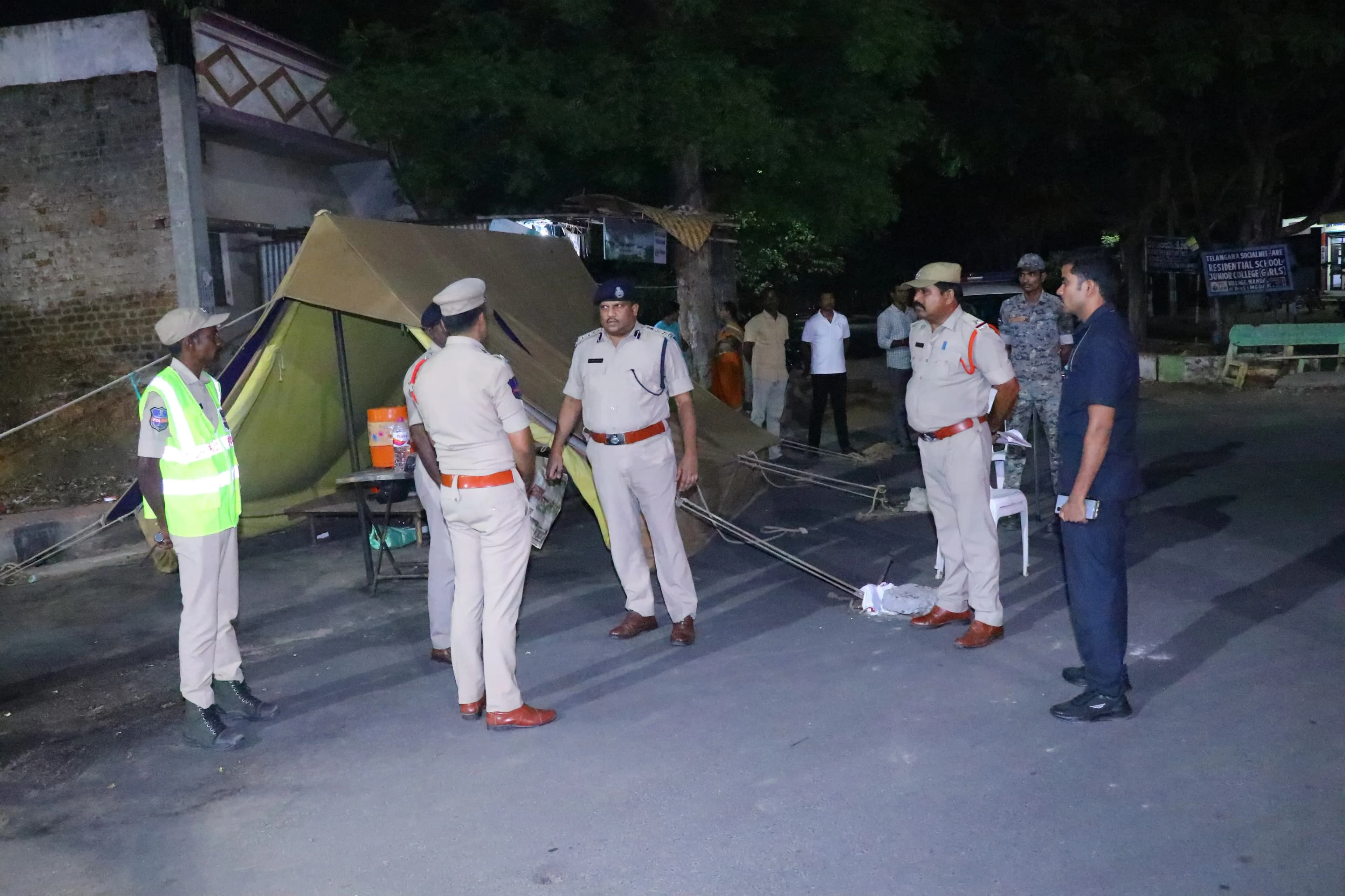 'అనుమానాస్పద వ్యక్తులపై ప్రత్యేక నిఘా పెట్టాలి'