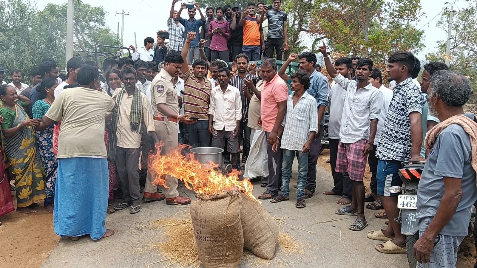 ధాన్యం బస్తాలు దహనం చేసి నిరసన 