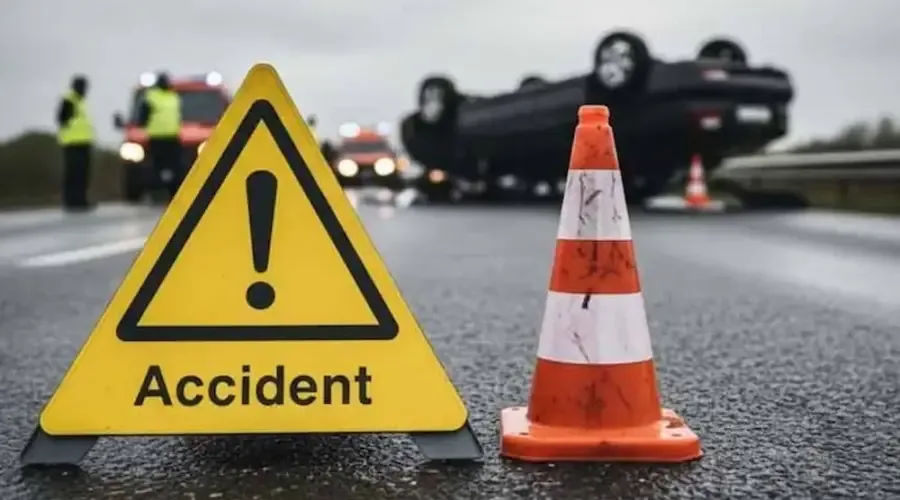 రోడ్ యాక్సిడెంట్‌లో ఇద్దరు మృతి