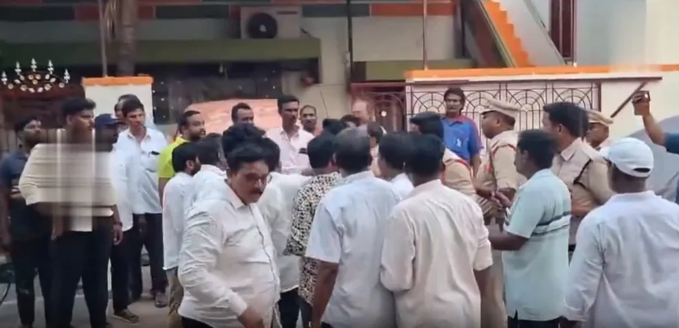 వైసీపీ ఆఫీస్‌పై దాడికి యత్నం.. ఉద్రిక్తత