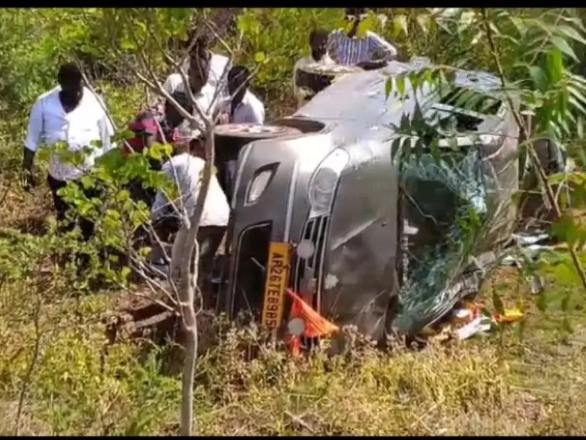 నేషనల్ హైవేపై కారు బోల్తా