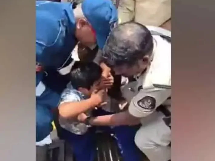మ్యాన్‌హోల్‌లో ఇరుక్కున్న కాలు