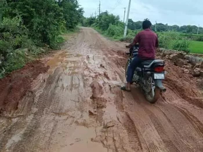 అవును ఇది రోడ్డే.. కంకర వేసి రోడ్డు మరిచారు
