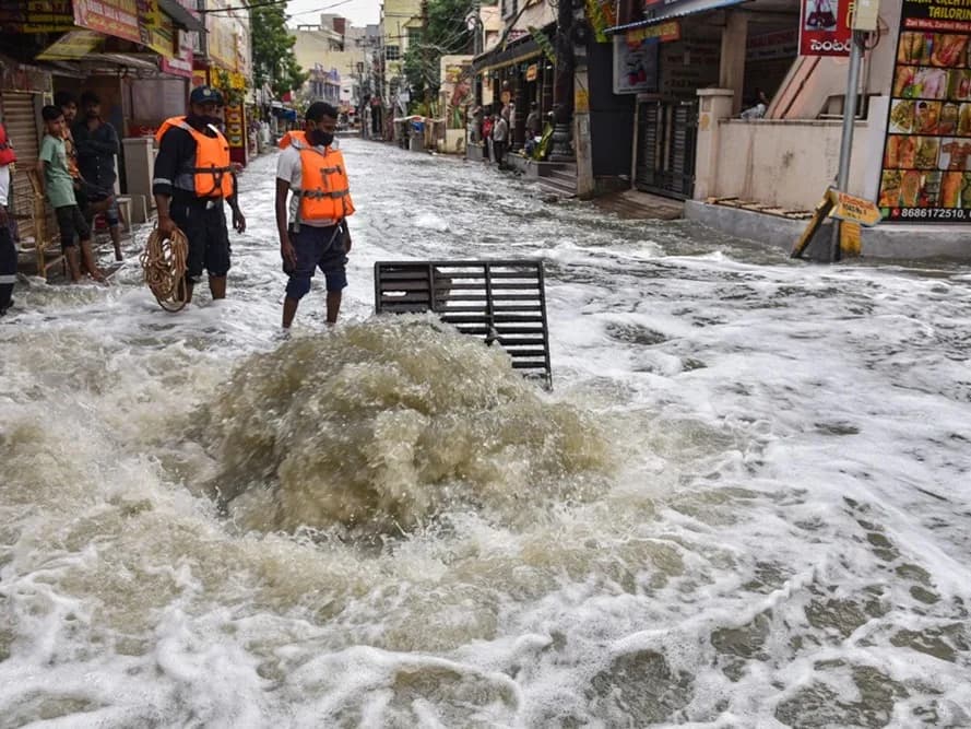 వర్ష బీభత్సం.. హైదరాబాద్‌లో ఇద్దరు మృతి