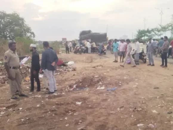 చెత్తకుప్పలో పసికందు మృతదేహం