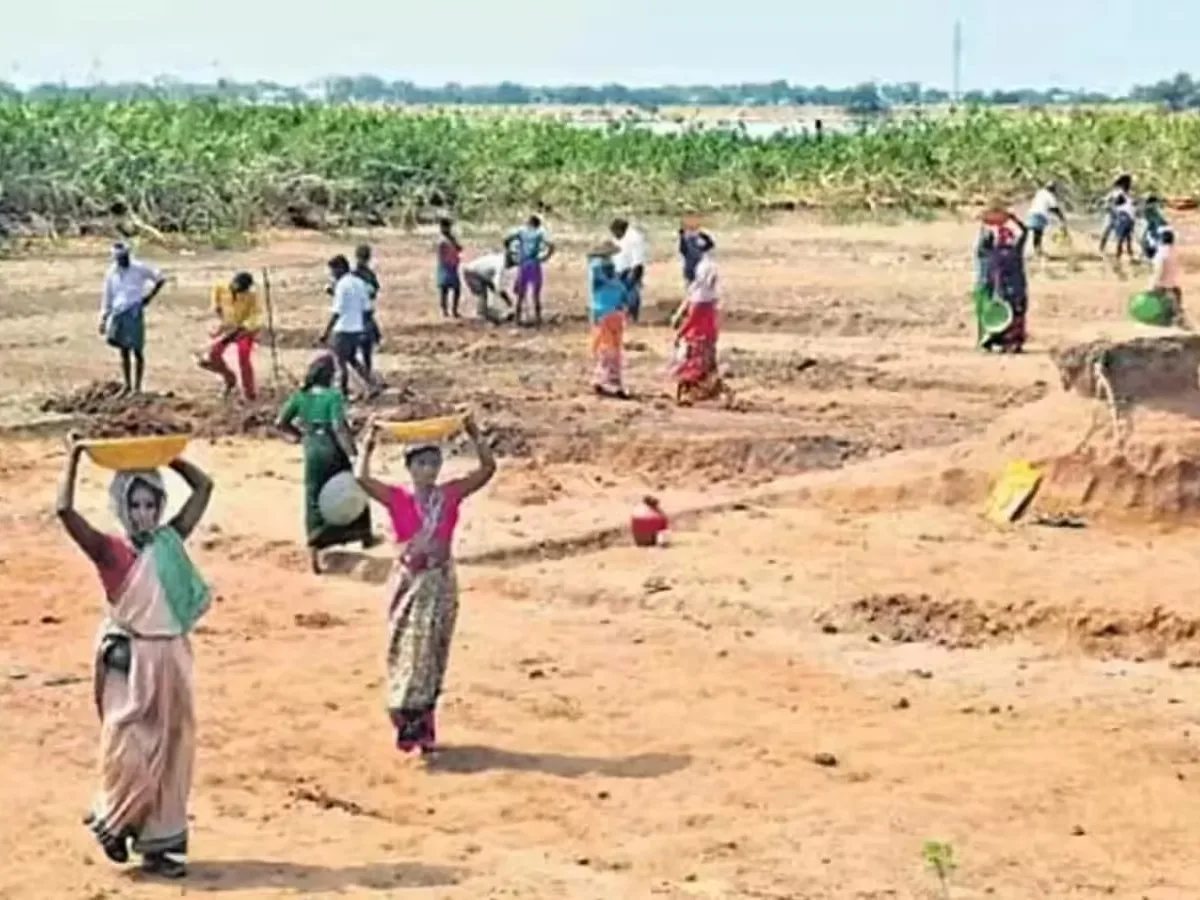 తప్పుడు లెక్కలు సృష్టించి.. 3.61 కోట్లు స్వాహా