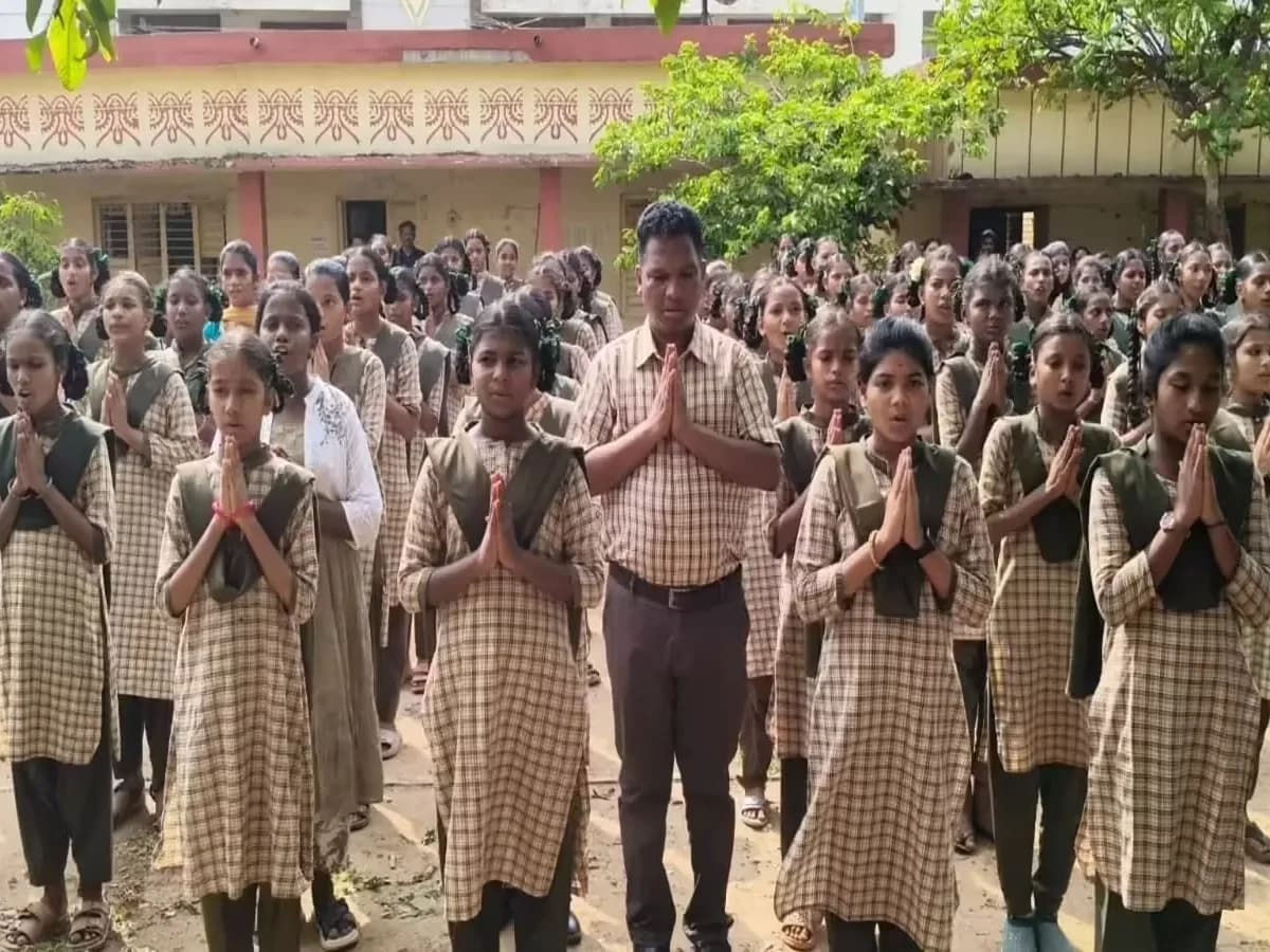 స్కూల్ యూనిఫామ్‌‌లో DEO.. షాకైన స్టూడెంట్స్
