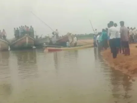 నదిలో పడవ బోల్తా.. నలుగురు మృతి