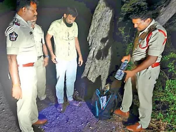 ఎక్స్‌ప్రెస్‌ రైలులో చోరీ.. పోలీసులు కాల్పులు