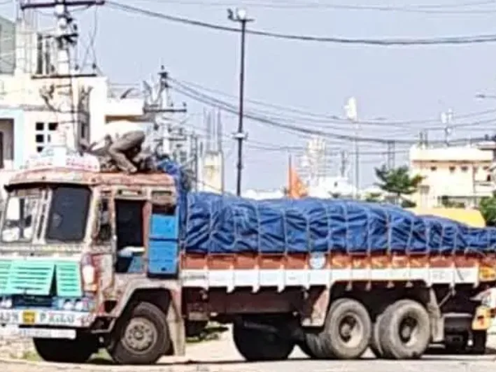 కవర్‌ను తొలగిస్తుండగా కరెంట్ షాక్.. డ్రైవర్ స్పాట్‌డెడ్