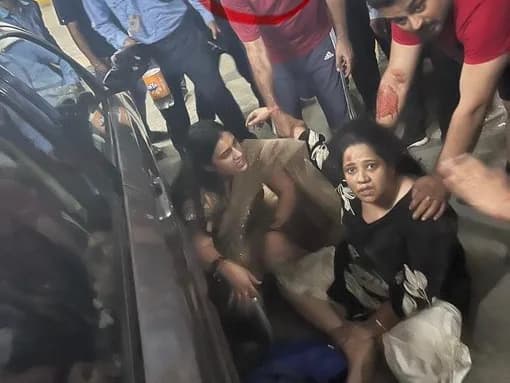 తల్లీకూతుళ్లపైకి దూసుకెళ్లిన కారు!