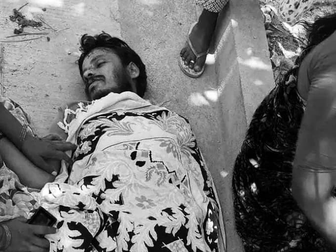 చెట్ల నరుకుతుండగా కరెంట్ షాక్.. స్పాట్‌డెడ్!