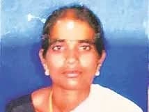 కోతుల కొట్లాటలో మహిళ మృతి
