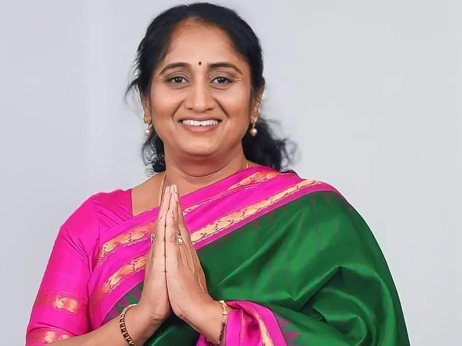 మినిస్టర్ ముందే సూసైడ్ అటెంప్ట్!