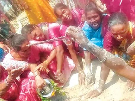 బాలింత చితాభస్మంలో కత్తెర