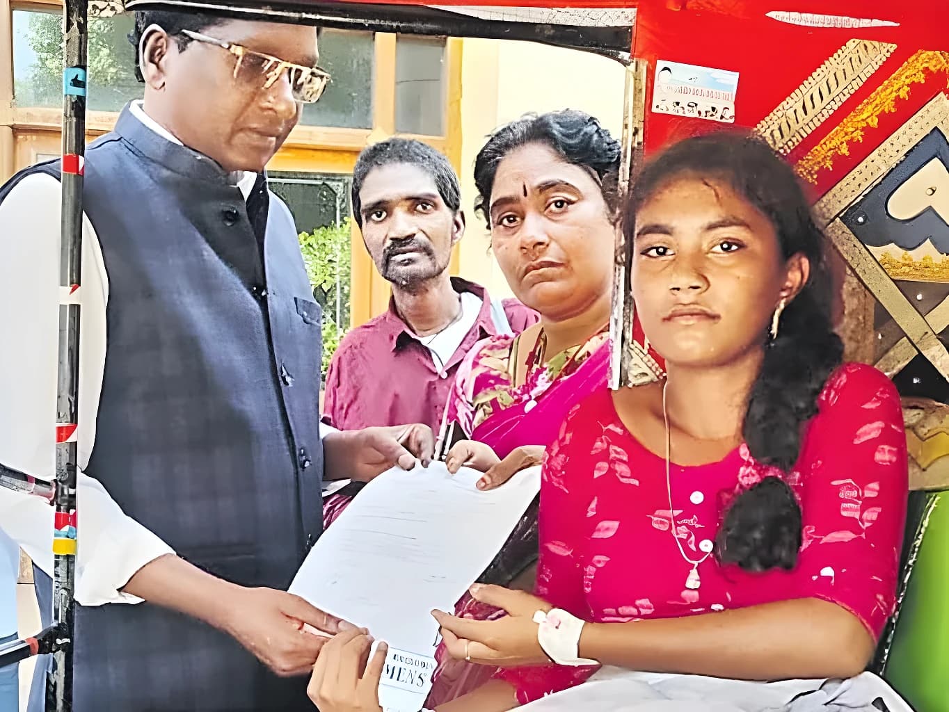 ఆటోలో క్యాంపస్‌కు.. పట్టుదలకు సెల్యూట్ !