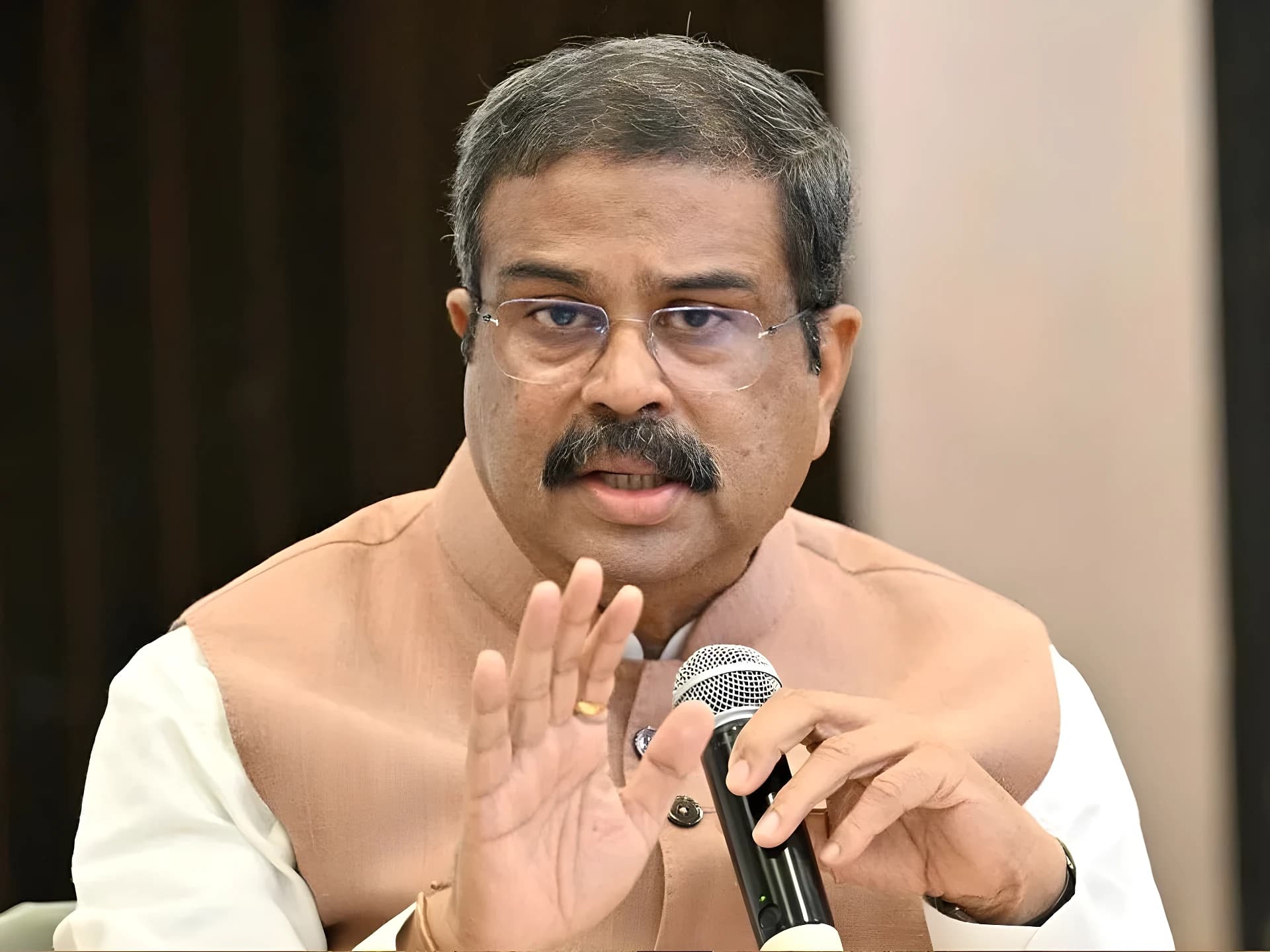 కాక్రోచెస్ నిరసనలపై ఎడ్యుకేషన్ మినిస్టర్ షాకింగ్ కామెంట్స్!