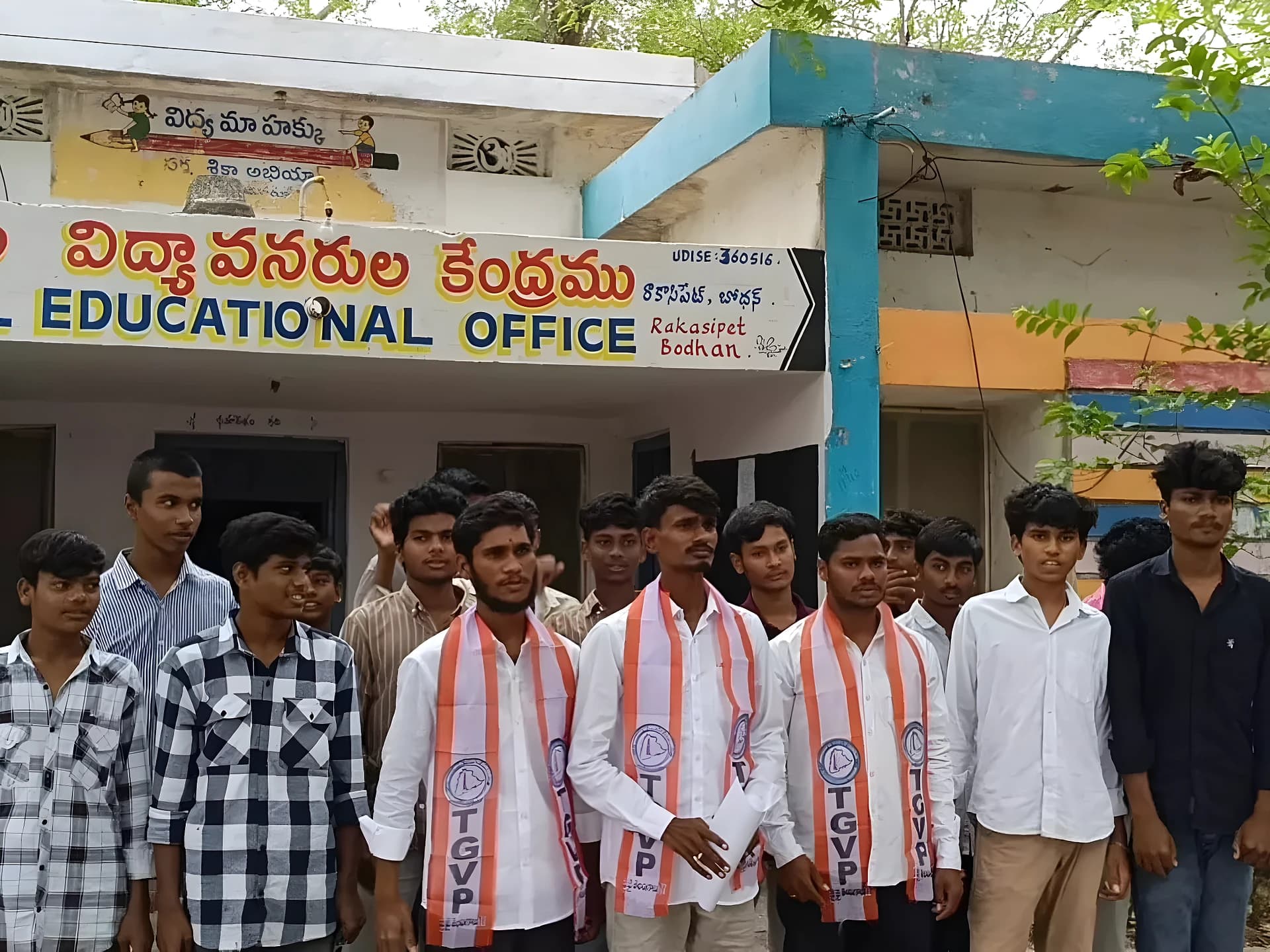 అధికారుల అండతోనే బుక్ బిజినెస్: TGVP