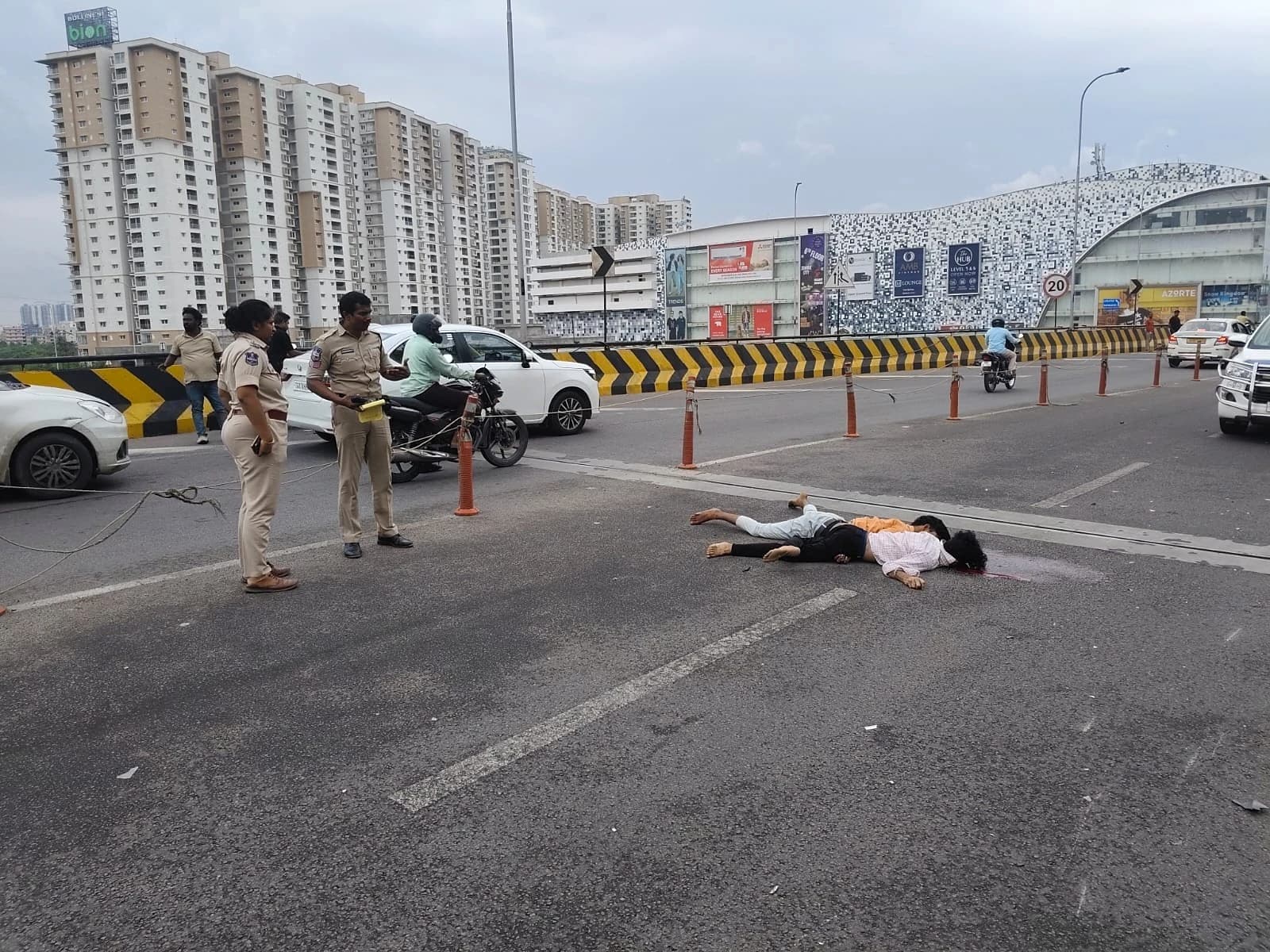 గచ్చిబౌలి ఫ్లైఓవర్‌పై ఘోర రోడ్డు ప్రమాదం