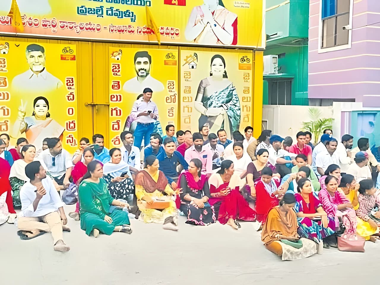 రోడ్డెక్కిన అవుట్‌సోర్సింగ్ టీచర్లు.. మంత్రి ఇంటి ముట్టడి