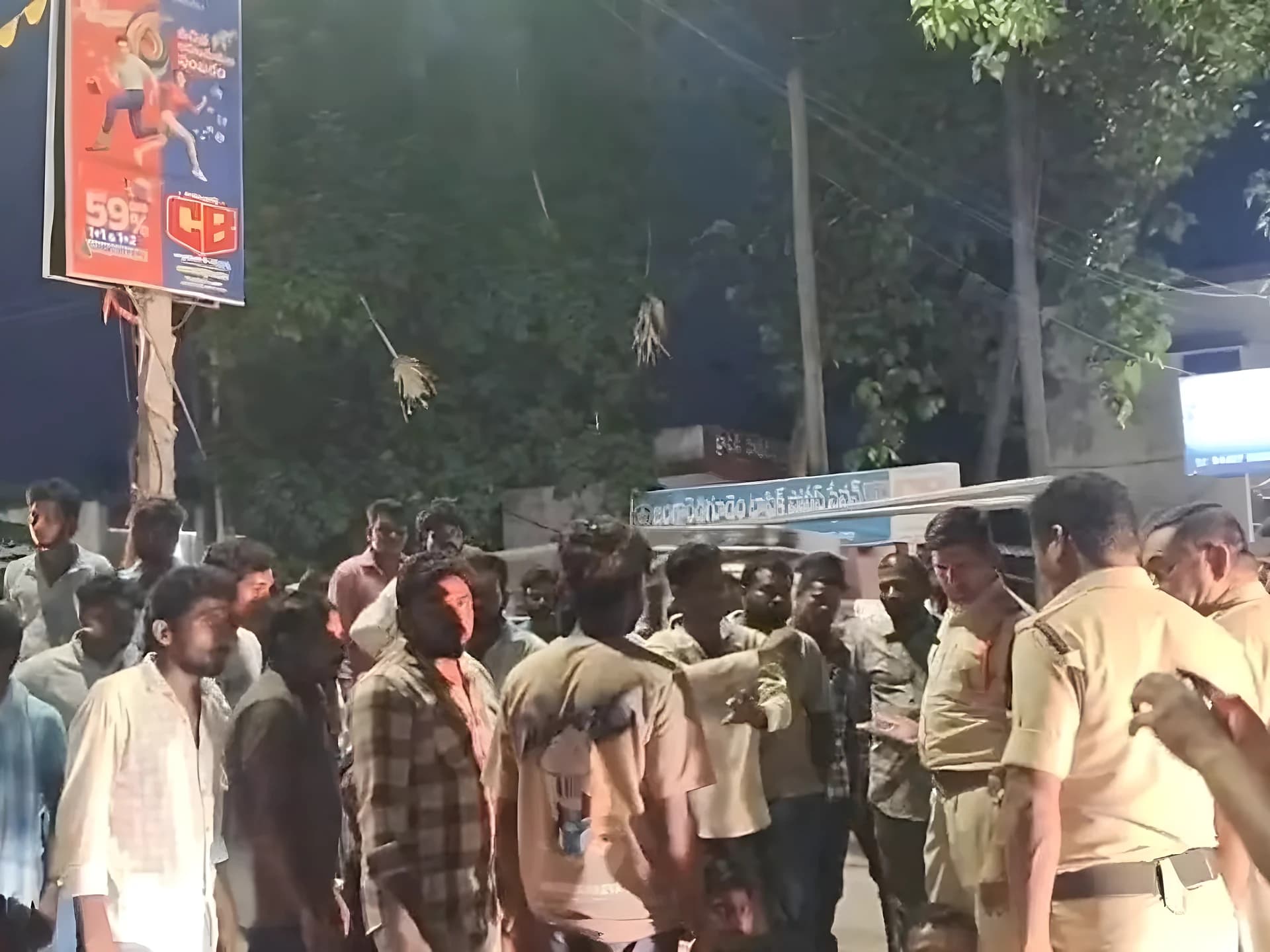 కిడ్నాప్ చేసి.. తలకిందులుగా వేలాడదీసి దాడి