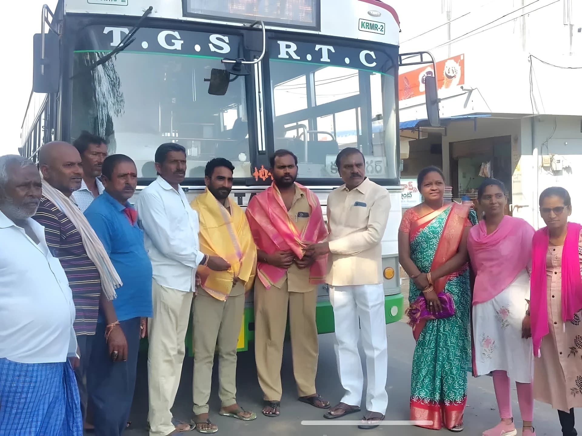 బస్సులో మహిళ ప్రాణాలు కాపాడిన RTC డ్రైవర్, కండక్టర్