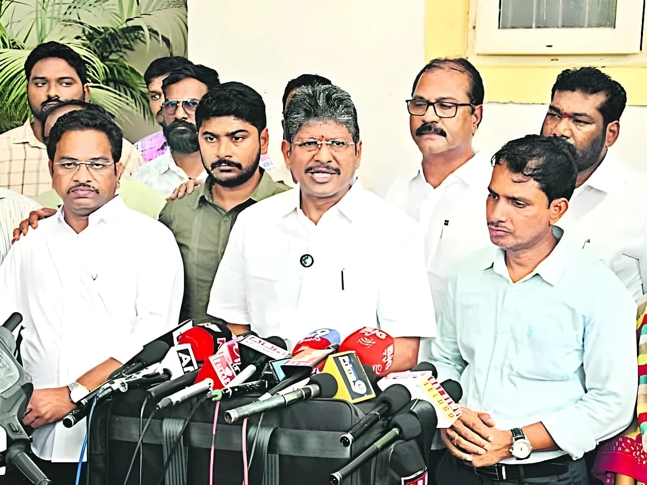 రెండేళ్లు గడిచినా తమ సమస్యలు పరిష్కరించలేదు