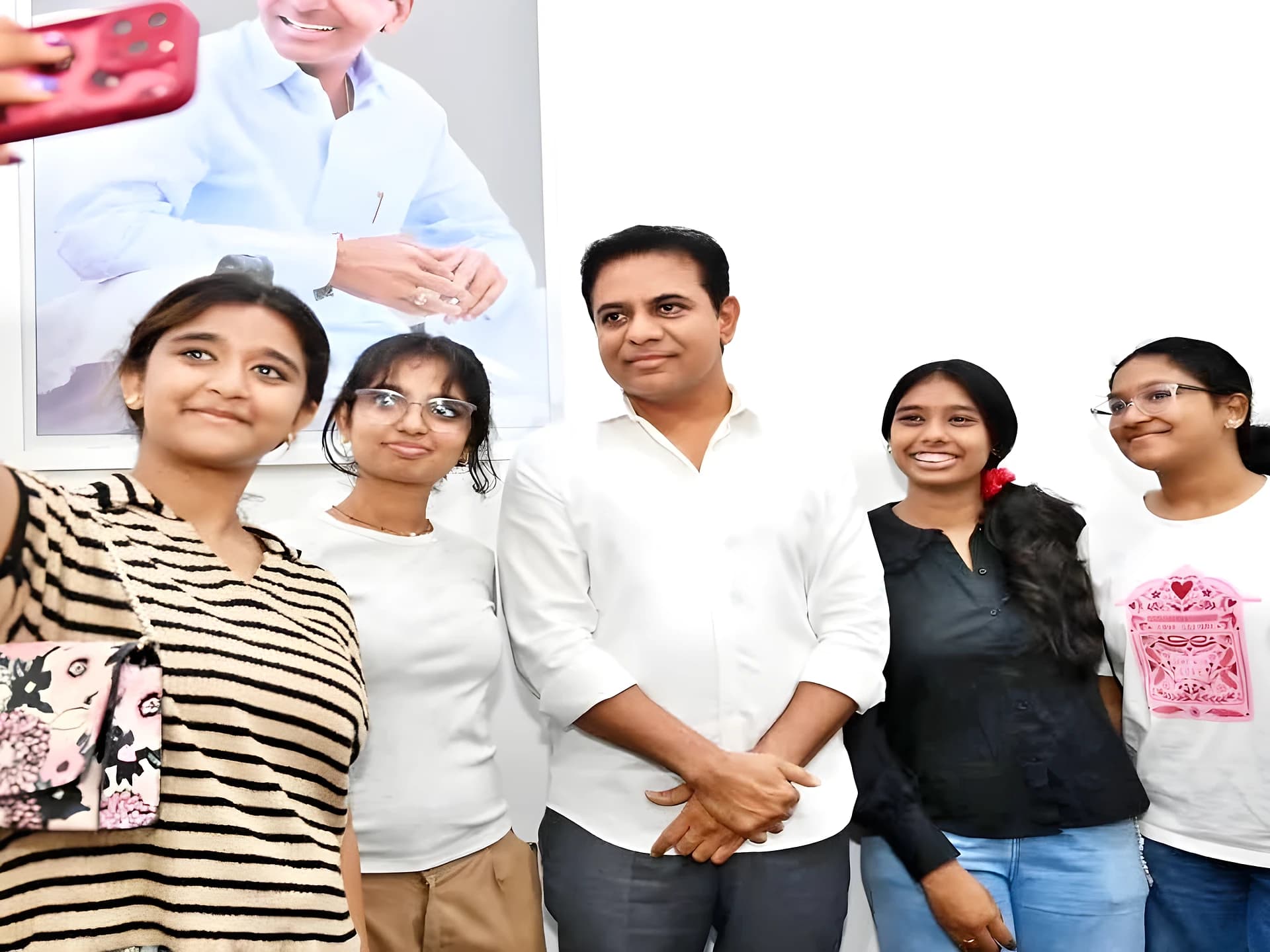KTRను కలిసిన జెన్-జీ యువతులు