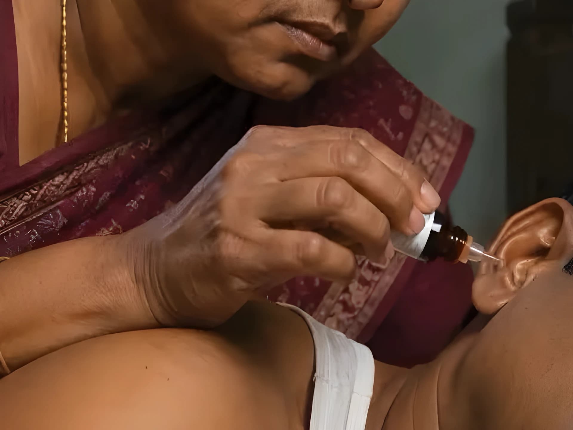 భర్త చెవిలో విషం పోసిన భార్య