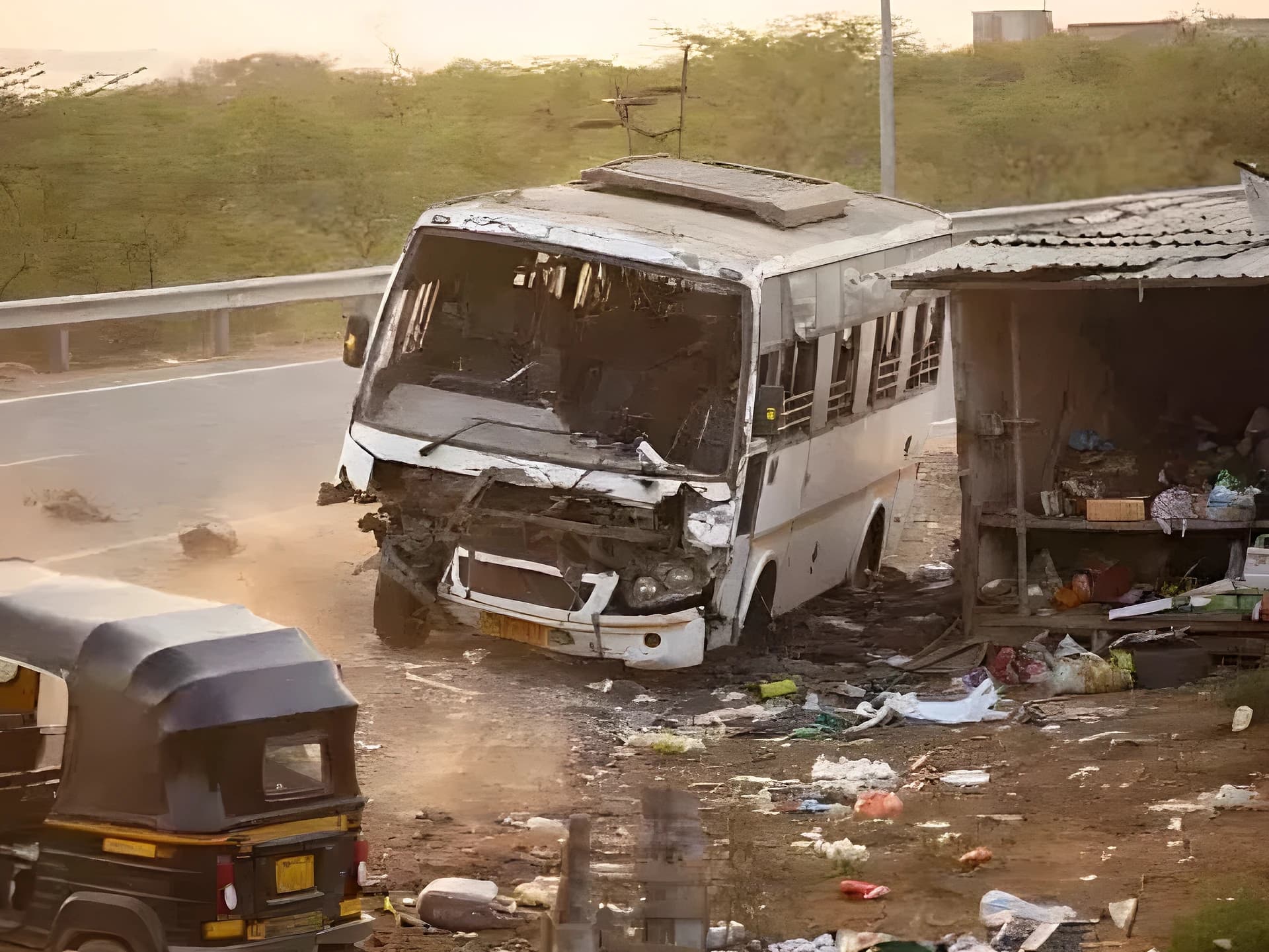 ఆటోను ఢీకొట్టి షాపుల్లోకి దూసుకెళ్లిన బస్సు