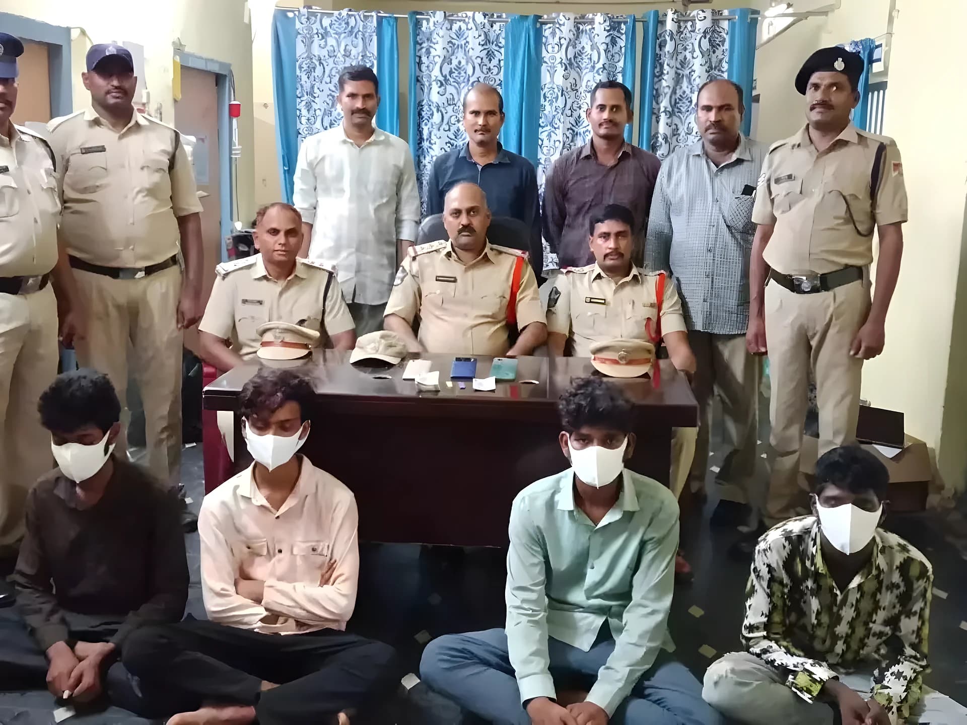 రైల్‌లో బ్లేడ్ గ్యాంగ్ బీభత్సం.. అరెస్ట్