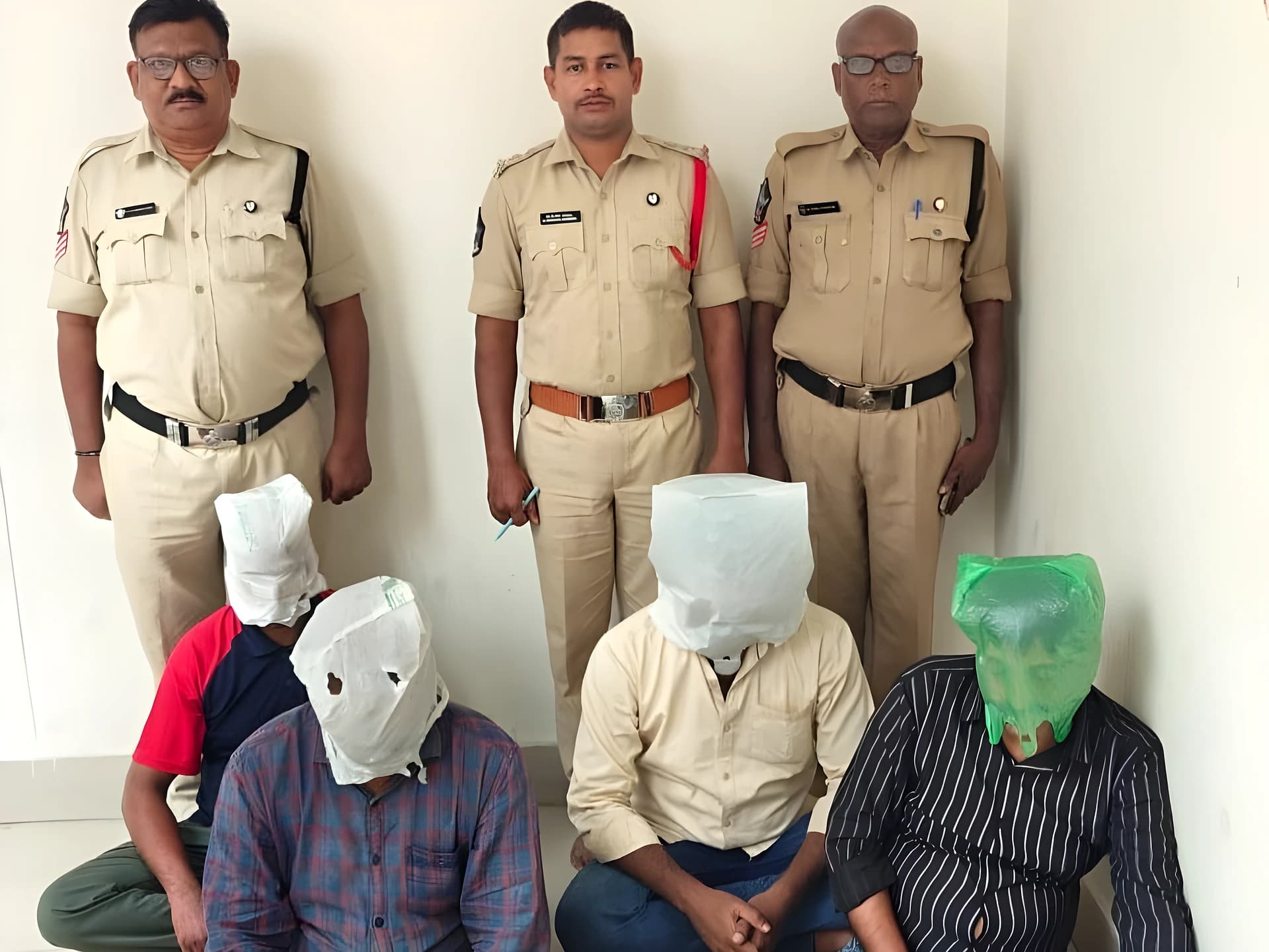 తిరుమలలో నకిలీ ఆధార్ ముఠా అరెస్ట్
