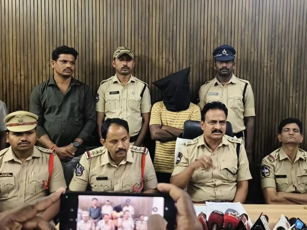 చోరీ కేసులో షాకింగ్ ట్విస్ట్.. వాచ్‌మన్ అరెస్ట్