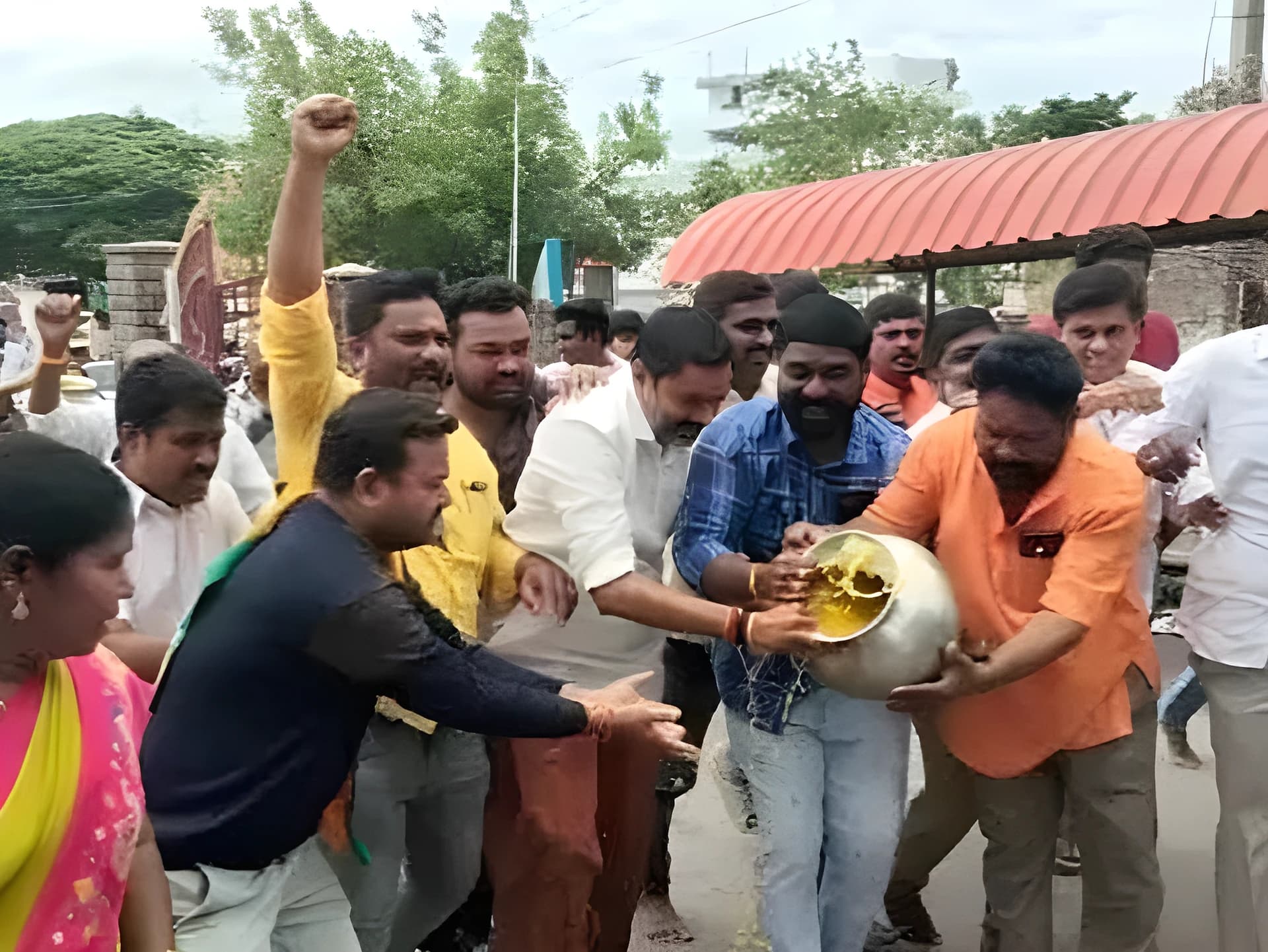 భద్రకాళి ఆలయం వద్ద ఉద్రిక్తత.. నాయకులు అరెస్ట్