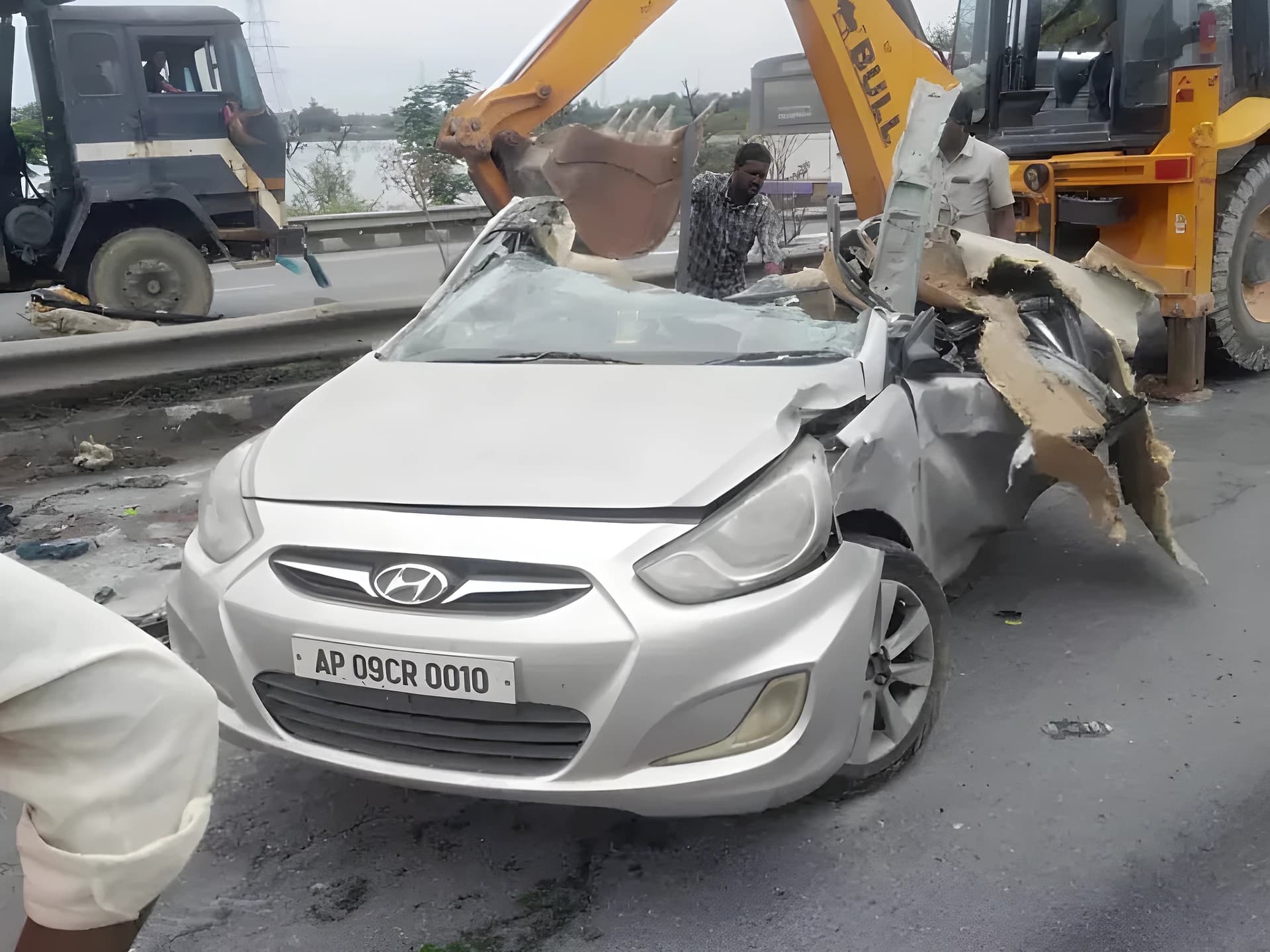హైవేపై ఘోర ప్రమాదం.. నలుగురు స్పాట్‌డెడ్
