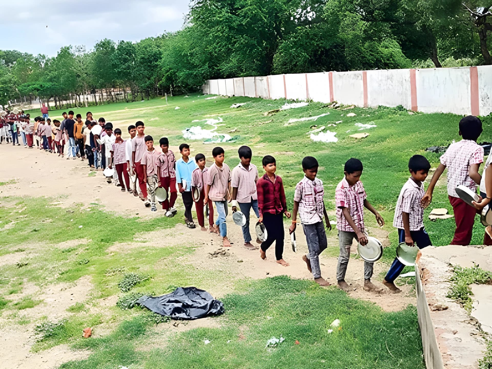 అక్కడ అన్నం తినాలంటే కిలోమీటర్ నడవాల్సిందే