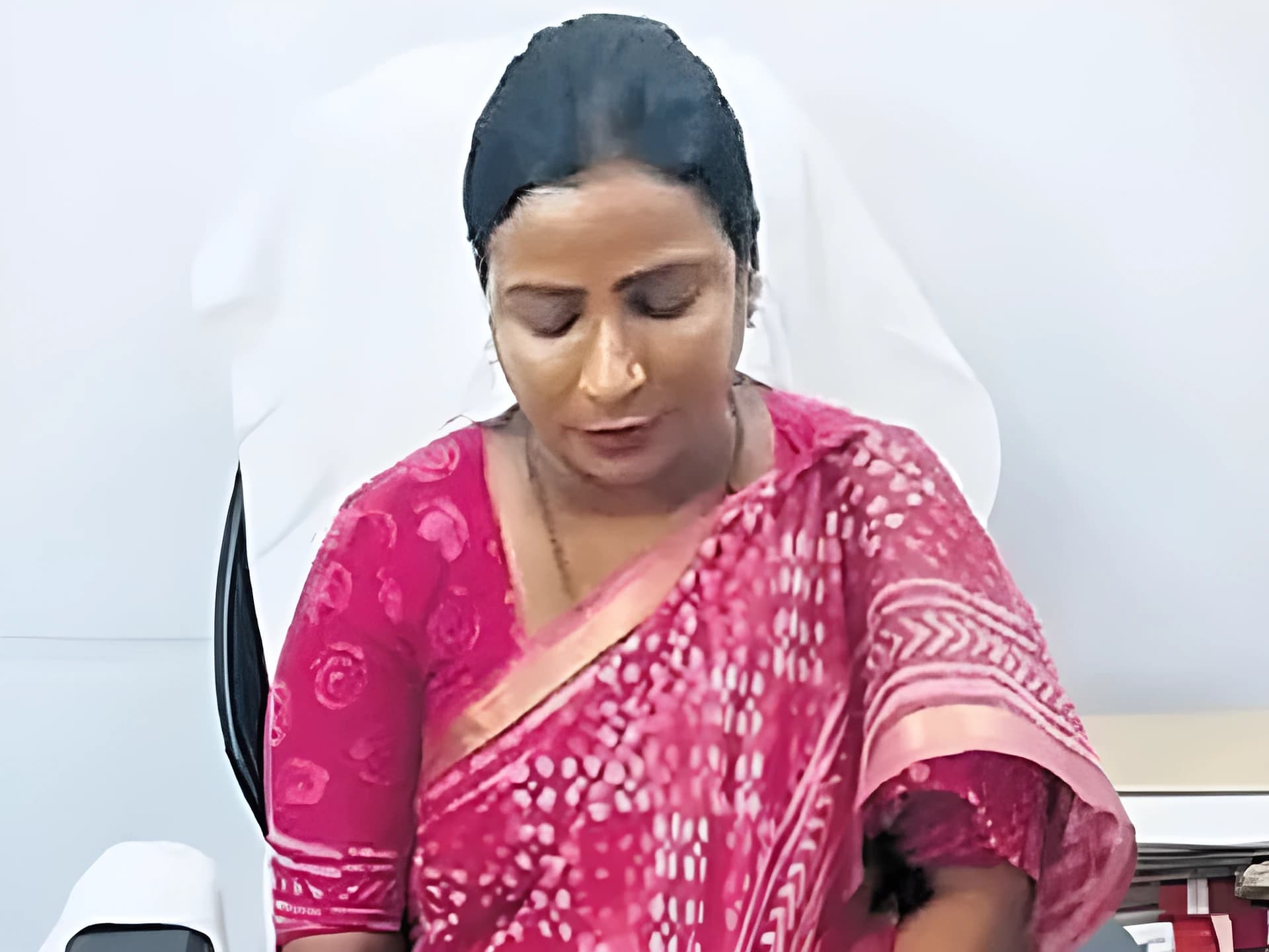 అసైన్డ్ భూములకు అక్రమ పట్టాలు.. అధికారిణిపై వేటు