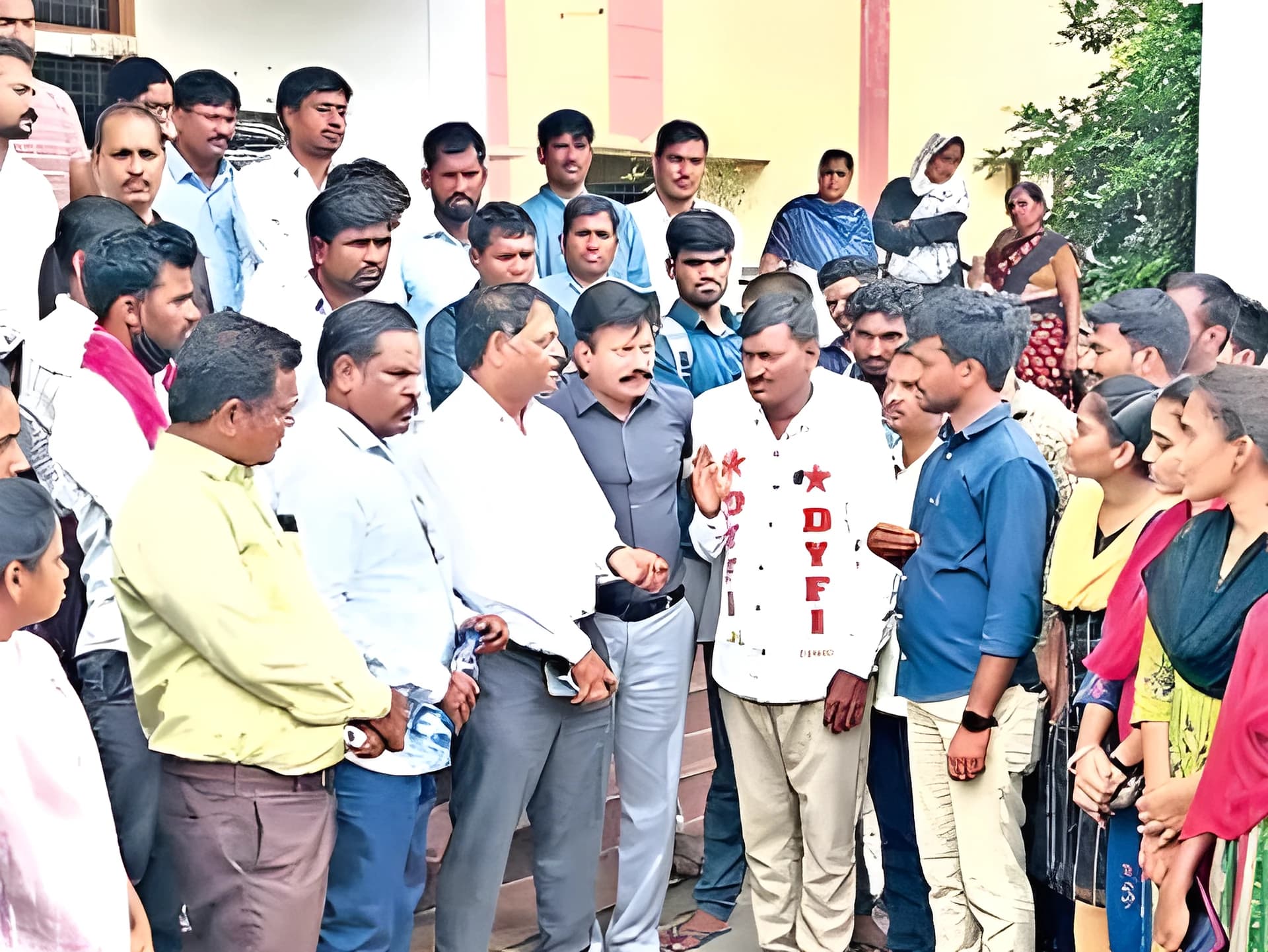 కళాశాలకు తాళం వేసి ధర్నా