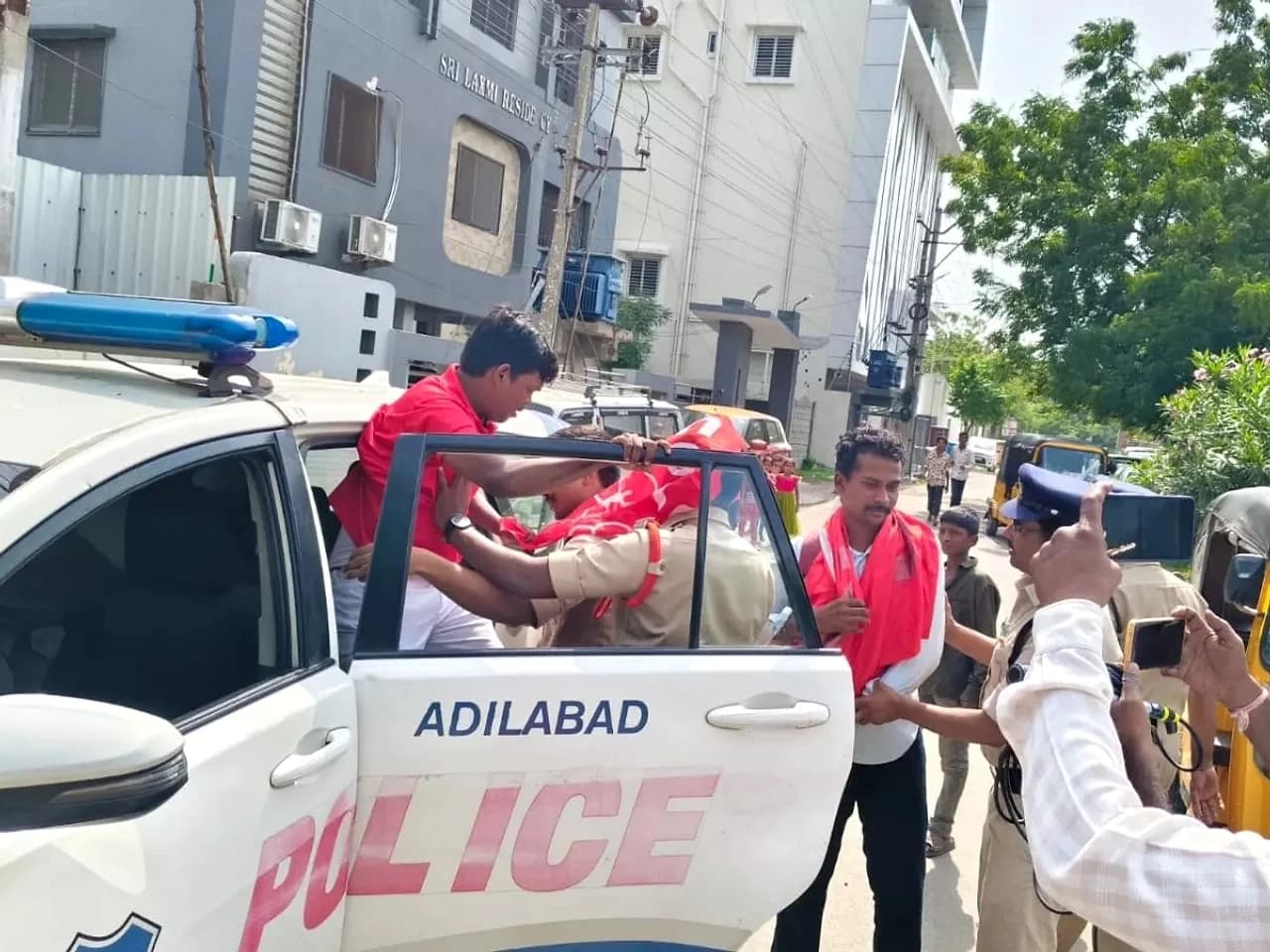 స్కూళ్ల బంద్‌..  విద్యార్థి నేతల అరెస్ట్